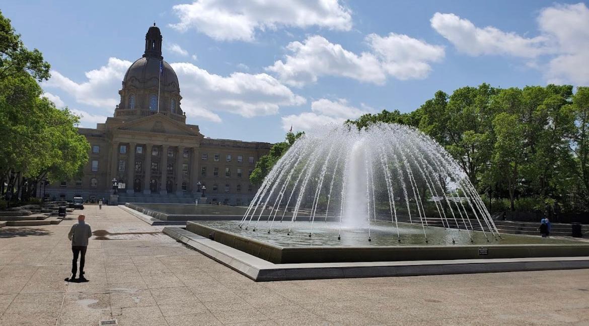 Downtown River Valley Bachelor Suite Condo, Non Smoking, 12 Inches Queen Bed, Beautiful Minimalist, Very Convenient Every Where Έντμοντον Εξωτερικό φωτογραφία